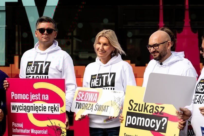 Inauguracja kampanii HejTy. Przed specjalnym autobusem wiceprezes MPK Przemysław Nowicki, wiceprezydent Renata Granowska i prezes MPK Witold Woźny