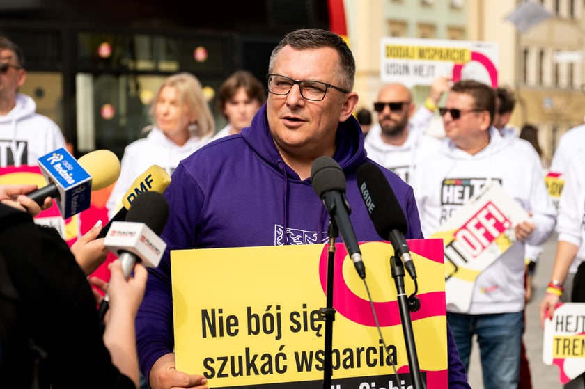 Jacek Fereńczuk, prezes fundacji #Dorbyhasztag, na konferencji prasowej rozpoczynającej kampanię HejTy Reaguj