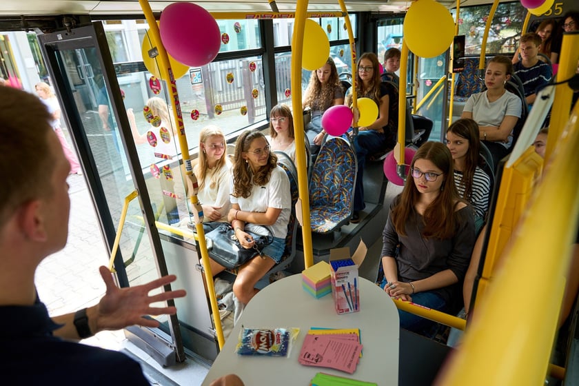 Specjalny autobus przywiózł akcję HejTy Reaguj do Liceum nr 8 im. Bolesława Krzywoustego