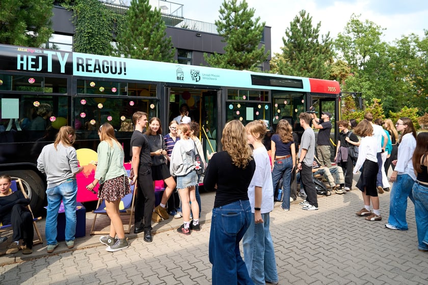 Specjalny autobus przywiózł akcję HejTy Reaguj do Liceum nr 8 im. Bolesława Krzywoustego