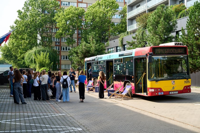 Specjalny autobus przywiózł akcję HejTy Reaguj do Liceum nr 8 im. Bolesława Krzywoustego