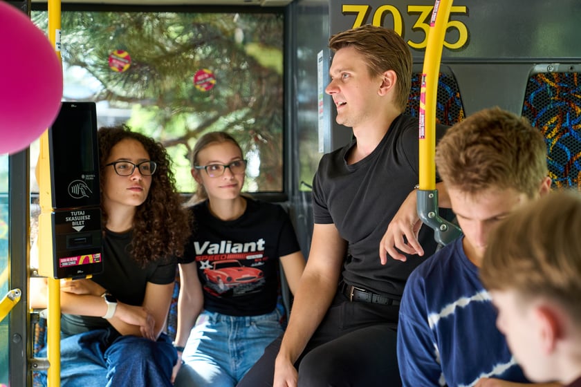 Specjalny autobus przywiózł akcję HejTy Reaguj do Liceum nr 8 im. Bolesława Krzywoustego