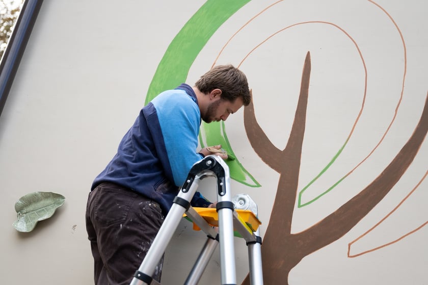 Uczestnicy spotkania, podczas kt&oacute;rego malowano mural solidarności