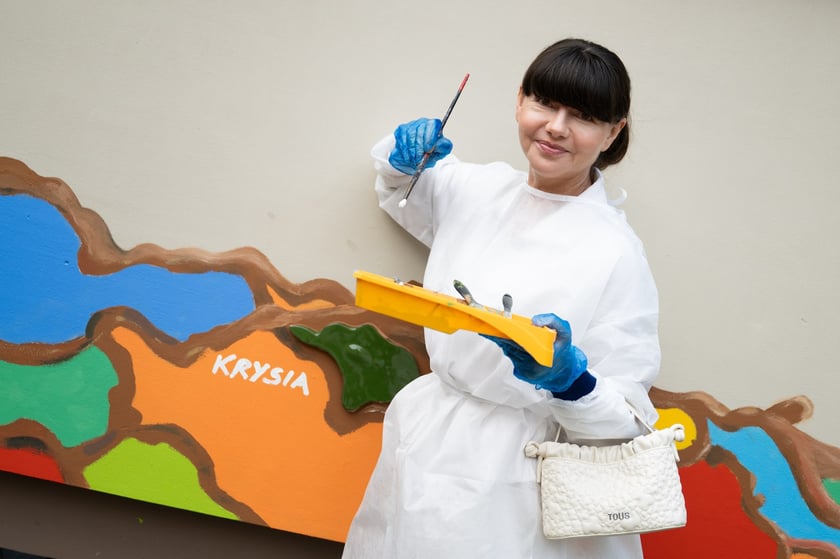 Uczestnicy spotkania, podczas kt&oacute;rego malowano mural solidarności