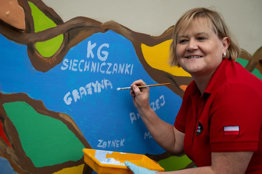 Uczestnicy spotkania, podczas kt&oacute;rego malowano mural solidarności
