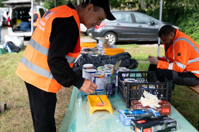 Uczestnicy spotkania, podczas kt&oacute;rego malowano mural solidarności