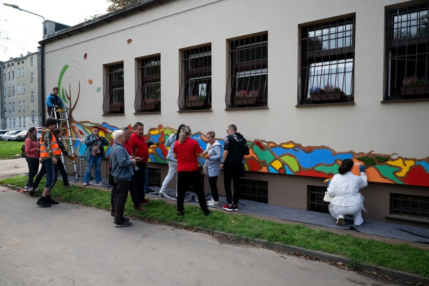Uczestnicy spotkania, podczas kt&oacute;rego malowano mural solidarności
