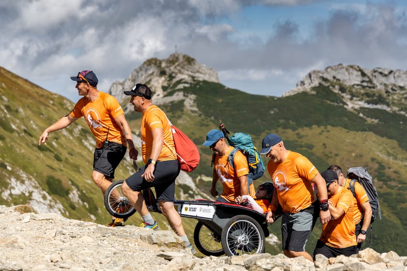 G&oacute;rska wyprawa z Szerpami Nadziei. Zdjęcie archiwalne, wykonane w sierpniu 2025