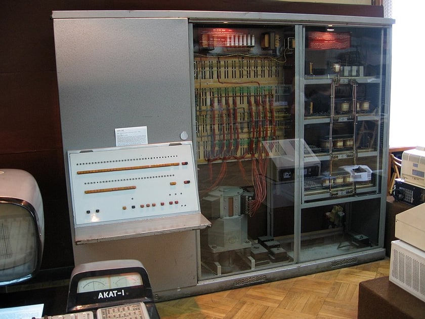 Komuter ODRA 1002 wyprodukowany przez wrocławskie ELWRO w grudniu 1961 roku. Jeden z pierwszych polskich komputer&oacute;w.