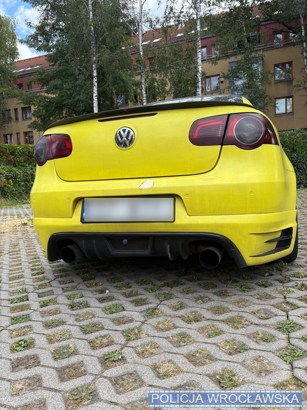 Samochody, kt&oacute;re zostały skontrolowane pod kątem nadmiernego hałasu - policja zatrzymała 17 dowod&oacute;w rejestracyjnych