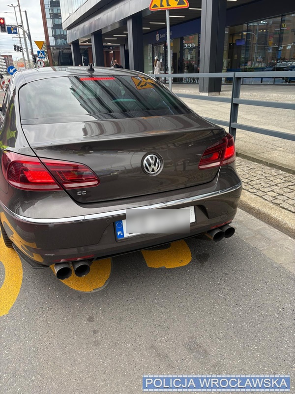 Samochody, kt&oacute;re zostały skontrolowane pod kątem nadmiernego hałasu - policja zatrzymała 17 dowod&oacute;w rejestracyjnych