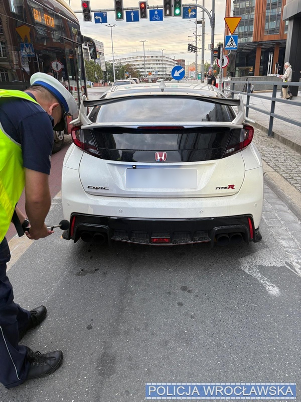 Samochody, kt&oacute;re zostały skontrolowane pod kątem nadmiernego hałasu - policja zatrzymała 17 dowod&oacute;w rejestracyjnych