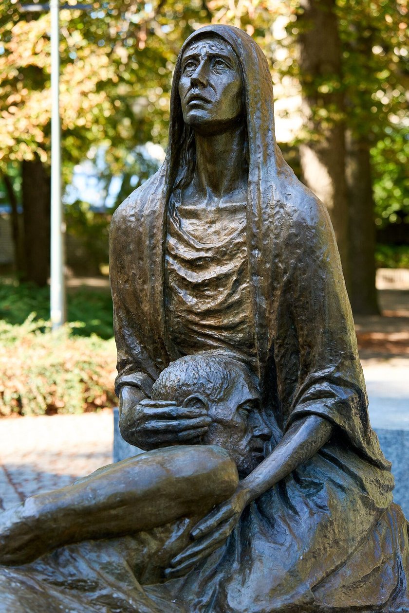 Pomnik Ofiar Zbrodni Katyńskiej w parku Juliusza Słowackiego we Wrocławiu