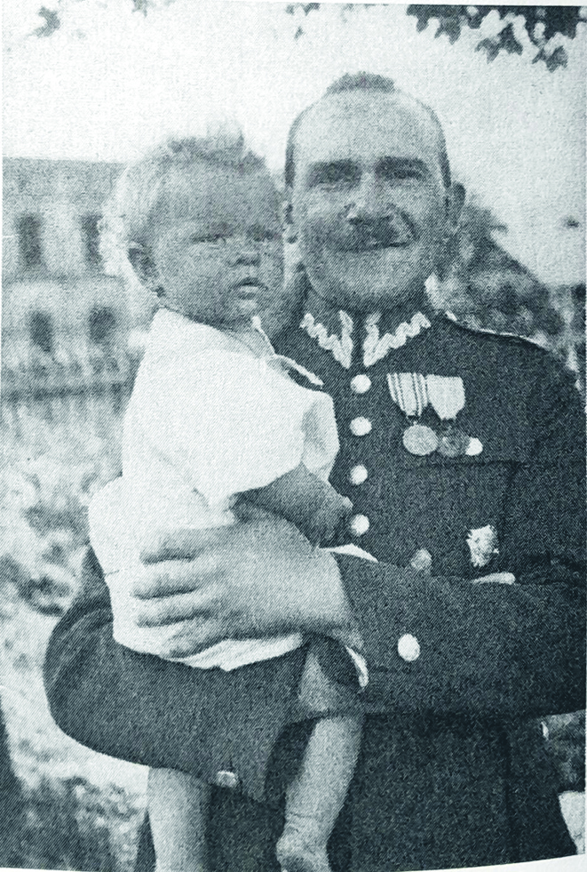 Mała Alinka z ojcem kpt. Stanisławem Głowackim (1930)