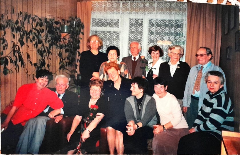 Rok 2000 - grupa os&oacute;b najbardziej zaangażowana w budowę pomnika z Dolnośląskiej Rodziny Katyńskiej