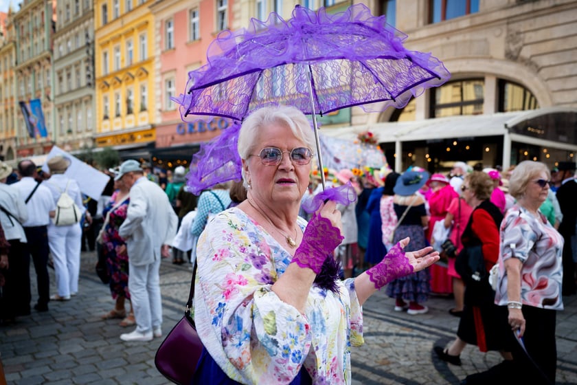 Marsz kapeluszy i przekazanie kluczy do miasta kr&oacute;lowej i kr&oacute;lowi senior&oacute;w - Dni Seniora 2025 we Wrocławiu