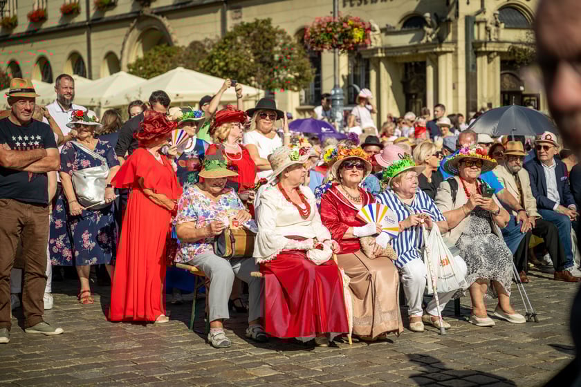 Marsz kapeluszy i przekazanie kluczy do miasta kr&oacute;lowej i kr&oacute;lowi senior&oacute;w - Dni Seniora 2025 we Wrocławiu