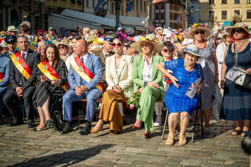 Marsz kapeluszy i przekazanie kluczy do miasta kr&oacute;lowej i kr&oacute;lowi senior&oacute;w - Dni Seniora 2025 we Wrocławiu