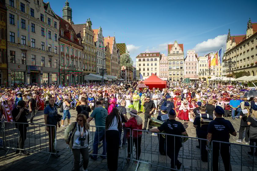 Marsz kapeluszy i przekazanie kluczy do miasta kr&oacute;lowej i kr&oacute;lowi senior&oacute;w - Dni Seniora 2025 we Wrocławiu