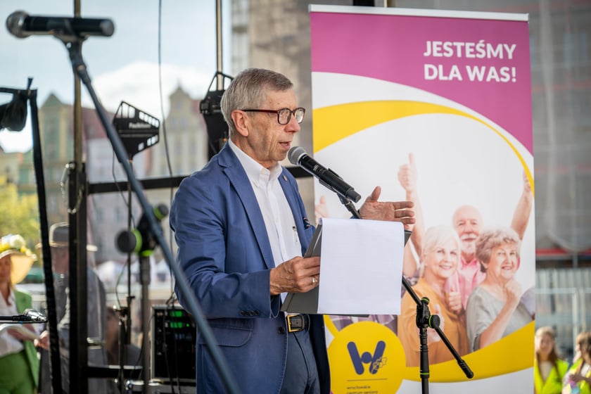 Marsz kapeluszy i przekazanie kluczy do miasta kr&oacute;lowej i kr&oacute;lowi senior&oacute;w - Dni Seniora 2025 we Wrocławiu