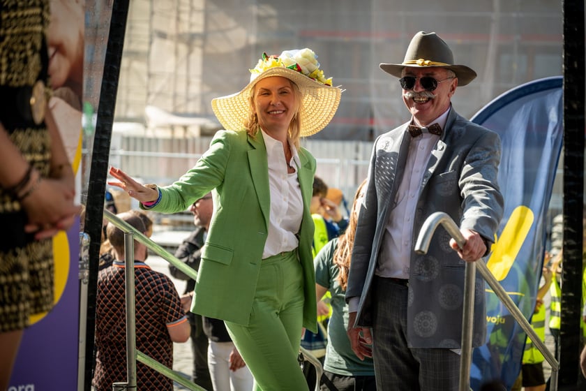 Marsz kapeluszy i przekazanie kluczy do miasta kr&oacute;lowej i kr&oacute;lowi senior&oacute;w - Dni Seniora 2025 we Wrocławiu