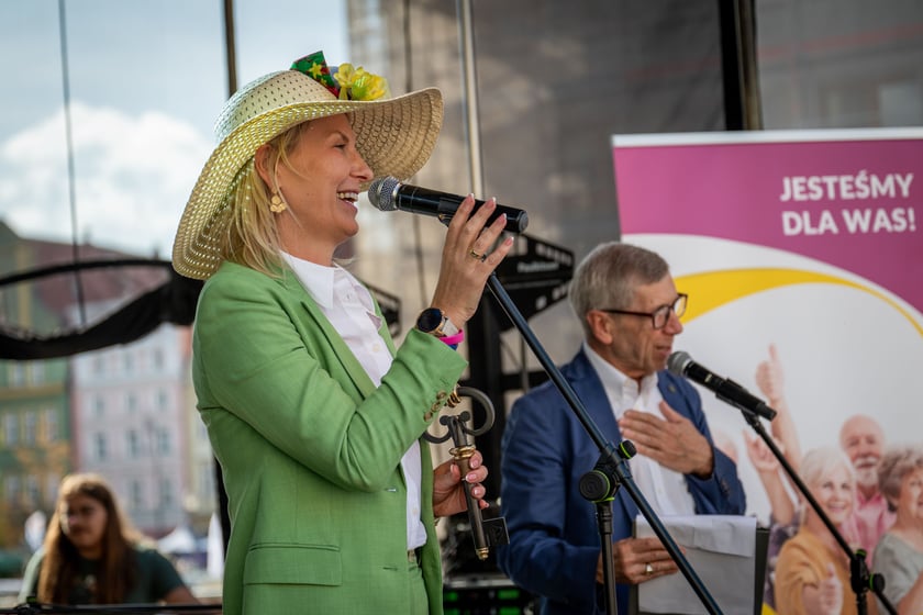 Marsz kapeluszy i przekazanie kluczy do miasta kr&oacute;lowej i kr&oacute;lowi senior&oacute;w - Dni Seniora 2025 we Wrocławiu