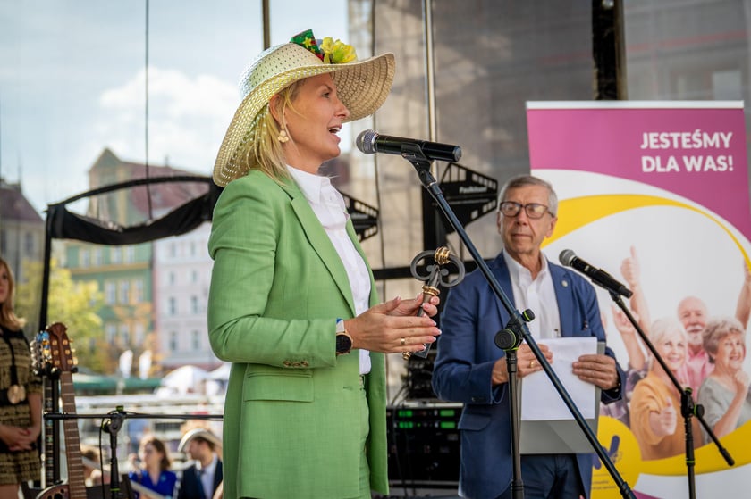 Marsz kapeluszy i przekazanie kluczy do miasta kr&oacute;lowej i kr&oacute;lowi senior&oacute;w - Dni Seniora 2025 we Wrocławiu