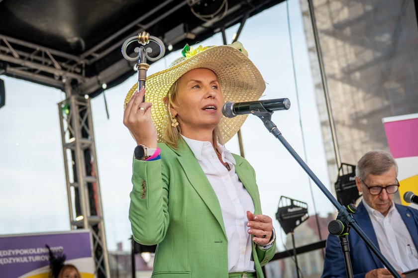 Marsz kapeluszy i przekazanie kluczy do miasta kr&oacute;lowej i kr&oacute;lowi senior&oacute;w - Dni Seniora 2025 we Wrocławiu