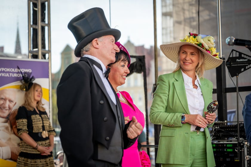 Marsz kapeluszy i przekazanie kluczy do miasta kr&oacute;lowej i kr&oacute;lowi senior&oacute;w - Dni Seniora 2025 we Wrocławiu