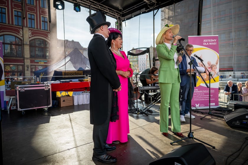 Marsz kapeluszy i przekazanie kluczy do miasta kr&oacute;lowej i kr&oacute;lowi senior&oacute;w - Dni Seniora 2025 we Wrocławiu