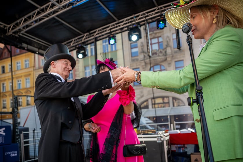 Marsz kapeluszy i przekazanie kluczy do miasta kr&oacute;lowej i kr&oacute;lowi senior&oacute;w - Dni Seniora 2025 we Wrocławiu