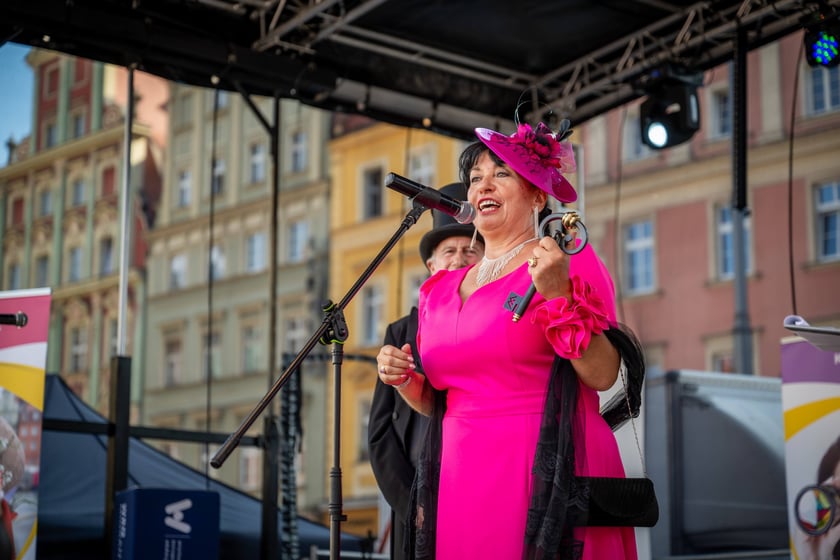 Marsz kapeluszy i przekazanie kluczy do miasta kr&oacute;lowej i kr&oacute;lowi senior&oacute;w - Dni Seniora 2025 we Wrocławiu