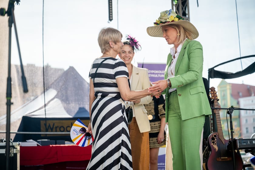 Marsz kapeluszy i przekazanie kluczy do miasta kr&oacute;lowej i kr&oacute;lowi senior&oacute;w - Dni Seniora 2025 we Wrocławiu