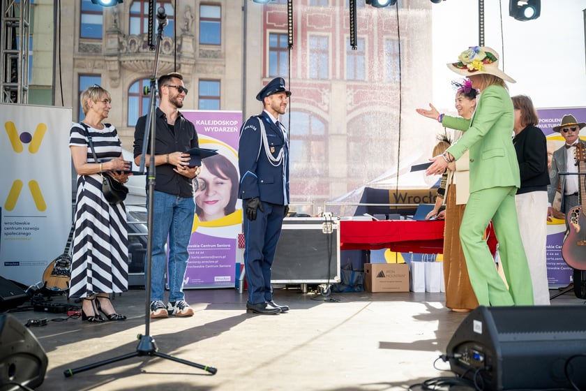 Marsz kapeluszy i przekazanie kluczy do miasta kr&oacute;lowej i kr&oacute;lowi senior&oacute;w - Dni Seniora 2025 we Wrocławiu