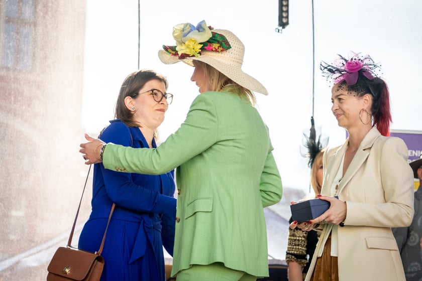 Marsz kapeluszy i przekazanie kluczy do miasta kr&oacute;lowej i kr&oacute;lowi senior&oacute;w - Dni Seniora 2025 we Wrocławiu