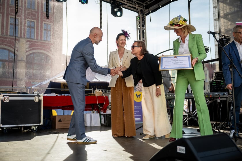 Marsz kapeluszy i przekazanie kluczy do miasta kr&oacute;lowej i kr&oacute;lowi senior&oacute;w - Dni Seniora 2025 we Wrocławiu