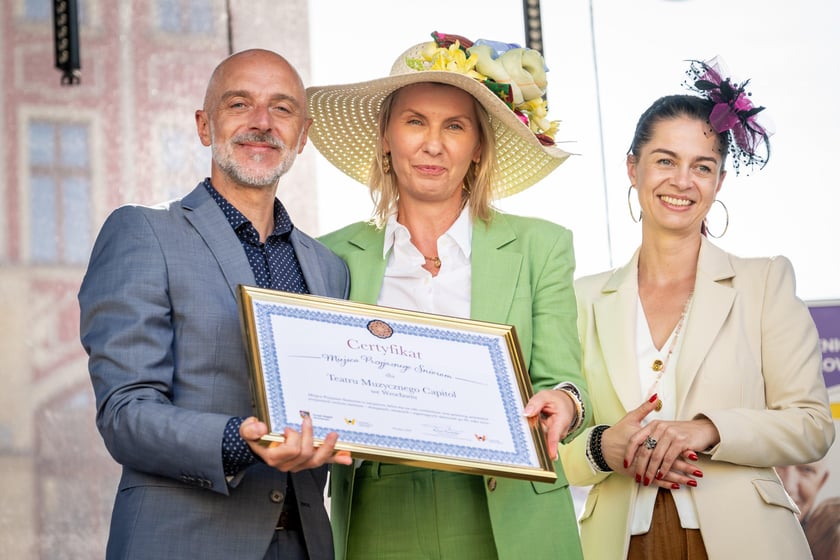 Marsz kapeluszy i przekazanie kluczy do miasta kr&oacute;lowej i kr&oacute;lowi senior&oacute;w - Dni Seniora 2025 we Wrocławiu