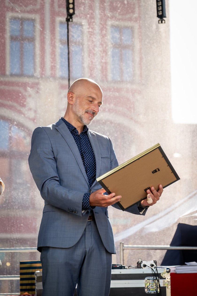 Marsz kapeluszy i przekazanie kluczy do miasta kr&oacute;lowej i kr&oacute;lowi senior&oacute;w - Dni Seniora 2025 we Wrocławiu