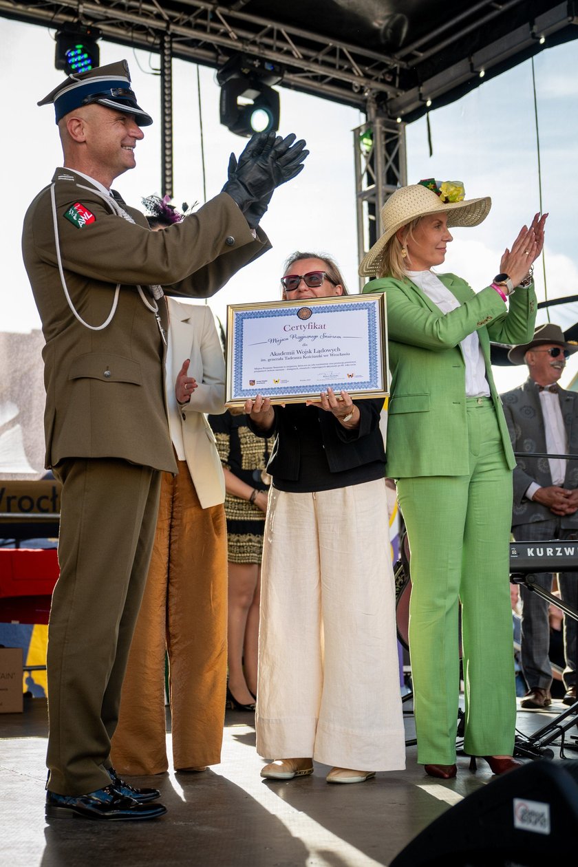 Marsz kapeluszy i przekazanie kluczy do miasta kr&oacute;lowej i kr&oacute;lowi senior&oacute;w - Dni Seniora 2025 we Wrocławiu