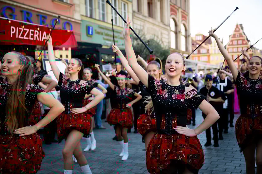 Marsz kapeluszy i przekazanie kluczy do miasta kr&oacute;lowej i kr&oacute;lowi senior&oacute;w - Dni Seniora 2025 we Wrocławiu