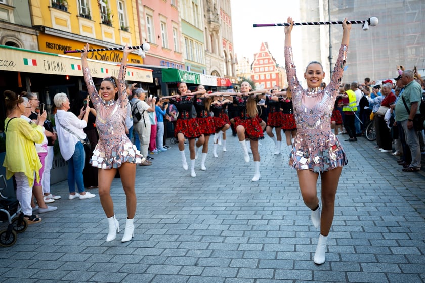 Marsz kapeluszy i przekazanie kluczy do miasta kr&oacute;lowej i kr&oacute;lowi senior&oacute;w - Dni Seniora 2025 we Wrocławiu