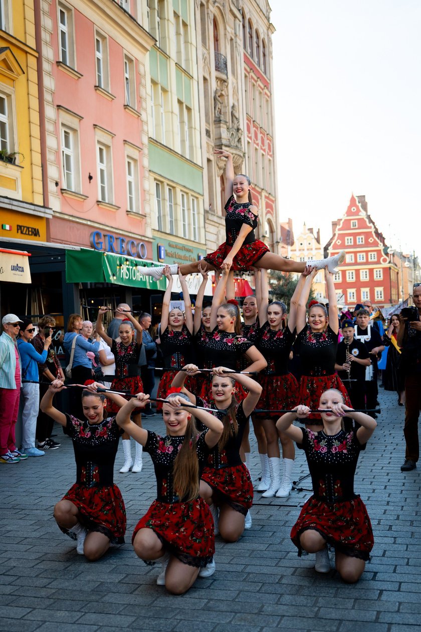 Marsz kapeluszy i przekazanie kluczy do miasta kr&oacute;lowej i kr&oacute;lowi senior&oacute;w - Dni Seniora 2025 we Wrocławiu