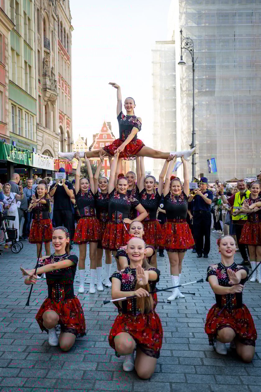 Marsz kapeluszy i przekazanie kluczy do miasta kr&oacute;lowej i kr&oacute;lowi senior&oacute;w - Dni Seniora 2025 we Wrocławiu