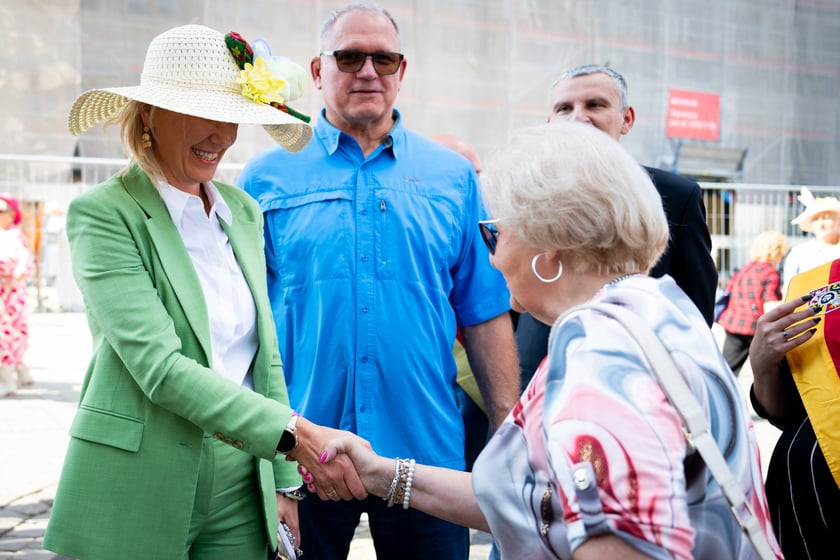 Marsz kapeluszy i przekazanie kluczy do miasta kr&oacute;lowej i kr&oacute;lowi senior&oacute;w - Dni Seniora 2025 we Wrocławiu