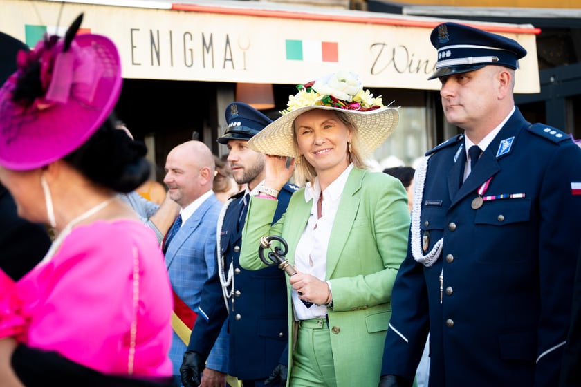 Marsz kapeluszy i przekazanie kluczy do miasta kr&oacute;lowej i kr&oacute;lowi senior&oacute;w - Dni Seniora 2025 we Wrocławiu