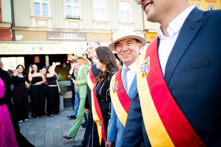 Marsz kapeluszy i przekazanie kluczy do miasta kr&oacute;lowej i kr&oacute;lowi senior&oacute;w - Dni Seniora 2025 we Wrocławiu