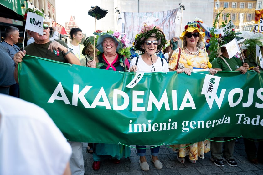 Marsz kapeluszy i przekazanie kluczy do miasta kr&oacute;lowej i kr&oacute;lowi senior&oacute;w - Dni Seniora 2025 we Wrocławiu