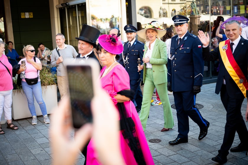 Marsz kapeluszy i przekazanie kluczy do miasta kr&oacute;lowej i kr&oacute;lowi senior&oacute;w - Dni Seniora 2025 we Wrocławiu