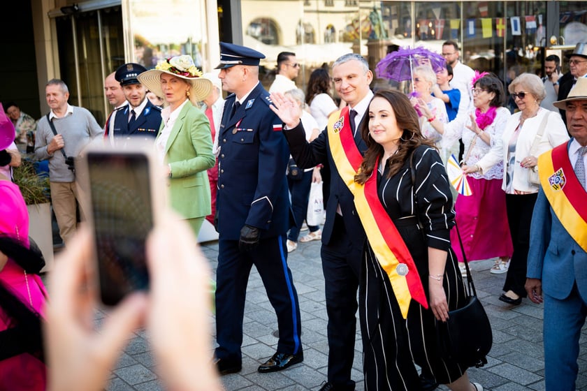 Marsz kapeluszy i przekazanie kluczy do miasta kr&oacute;lowej i kr&oacute;lowi senior&oacute;w - Dni Seniora 2025 we Wrocławiu