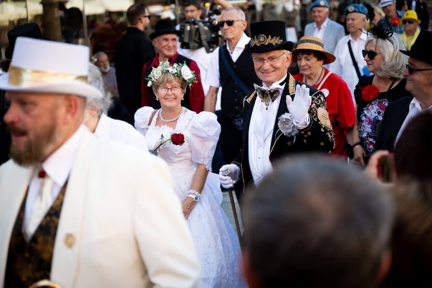 Marsz kapeluszy i przekazanie kluczy do miasta kr&oacute;lowej i kr&oacute;lowi senior&oacute;w - Dni Seniora 2025 we Wrocławiu